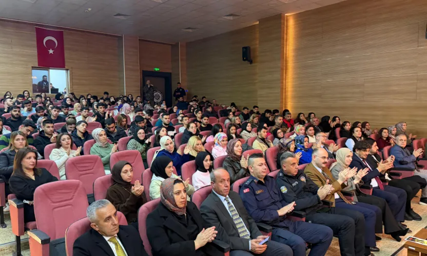 Doğanşehir'de Gençlere Uyuşturucu ve Siber Suçlarla Mücadele Anlatıldı