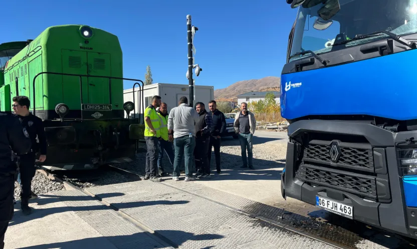 Doğanşehir'de Hemzemin Geçit Kazası: Tren ve Tır Çarpıştı, Maddi Hasar Oluştu