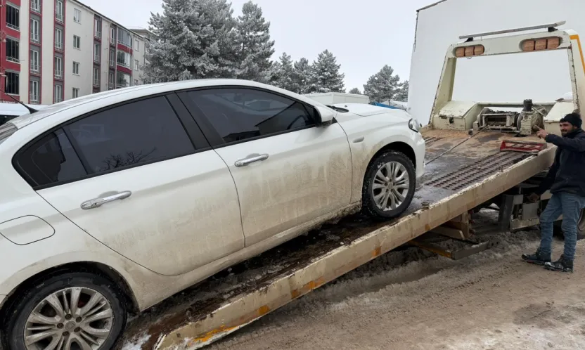 Doğanşehir'de Kaputa Sıkışan Kedi İçin Seferberlik