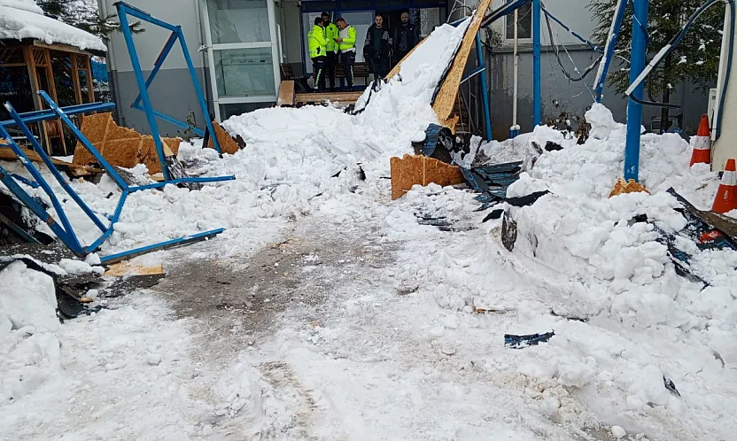 Doğanşehir'de Kar Yağışı Nedeniyle Sundurma Çöktü