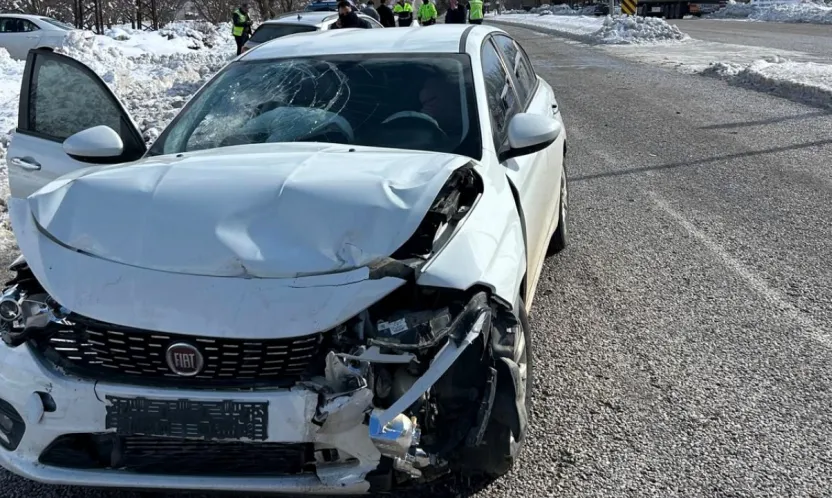 Doğanşehir'de Kavşakta Kaza: 3 Kişi Hastanelik Oldu