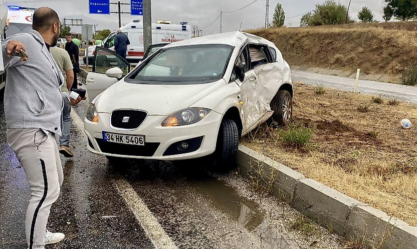 Doğanşehir'de TIR ile Otomobil Çarpıştı