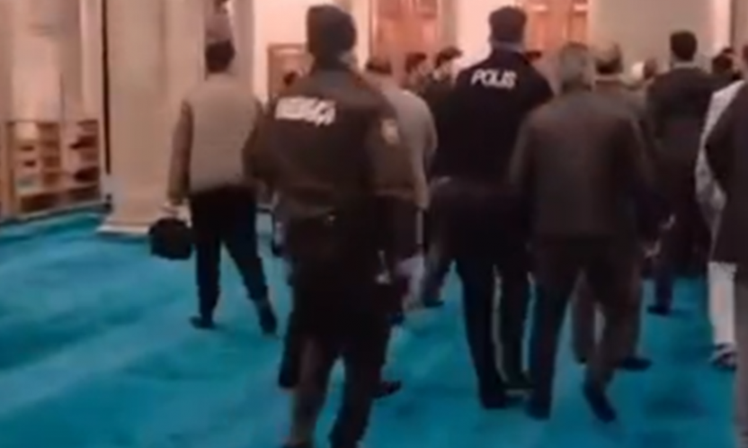 Eyüpsultan Camii'nde korku dolu anlar: Tartıştığı kişiye karşı silahını ateşledi