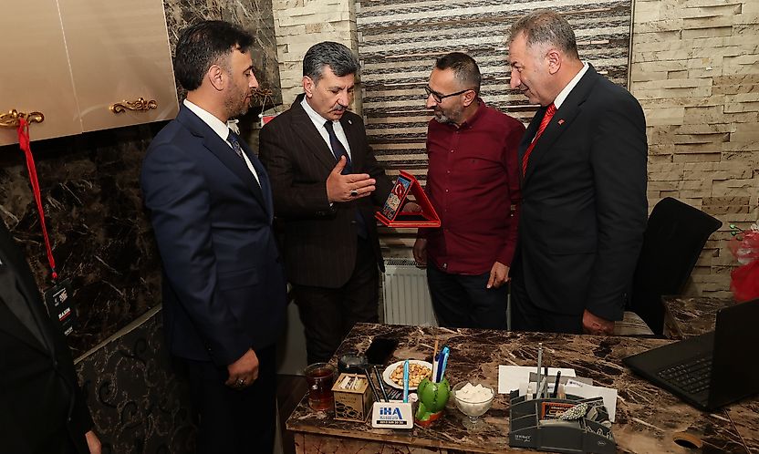Ferhat Yılmaz'dan Kerem Altın'a Ziyaret ve Plaket Takdimi