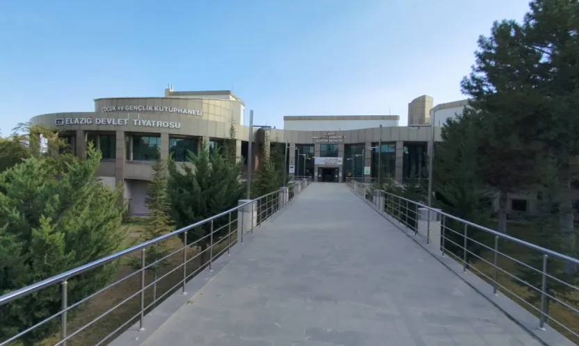 Francis Veber'in 'Münasebetsiz'i Elazığ Seyircisiyle Buluşuyor