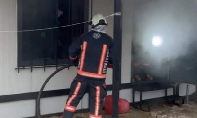 Gazi Mahallesinde Konteyner Yangını Korkuttu