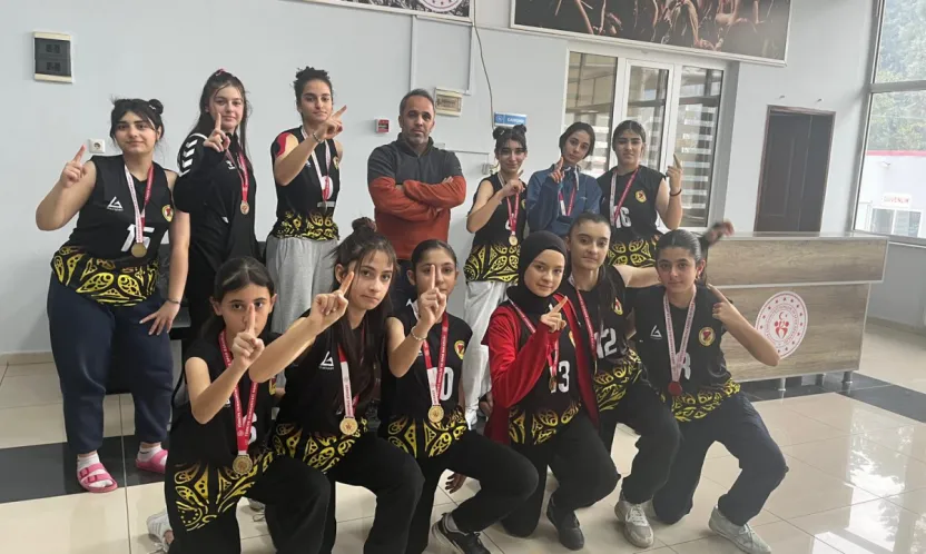 Gazi Ortaokulu Yıldız Kızlar Voleybolda Grup Şampiyonu