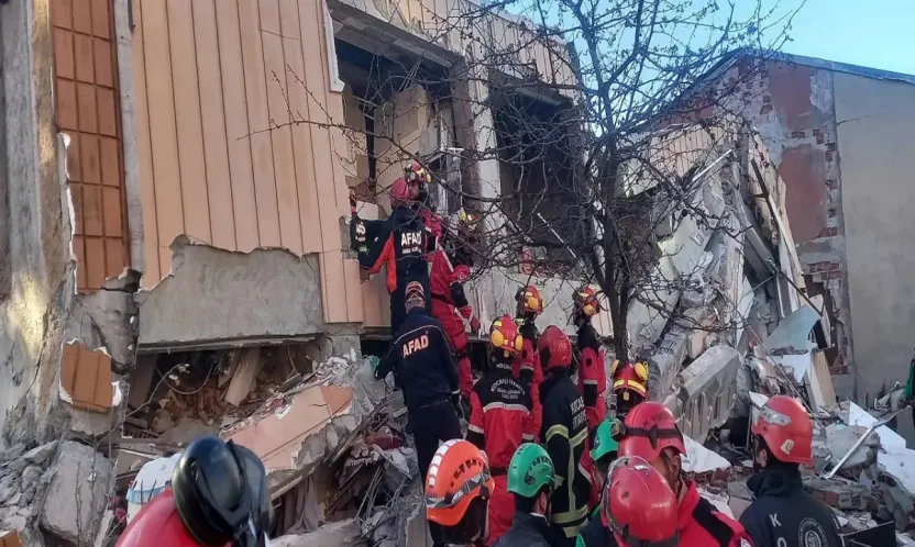 Gebze'de çöken binada aynı aileden 4 kişi hayatını kaybetti