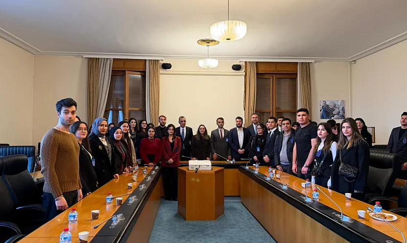 Gençlerden Türkeş Taş'a Yoğun İlgi