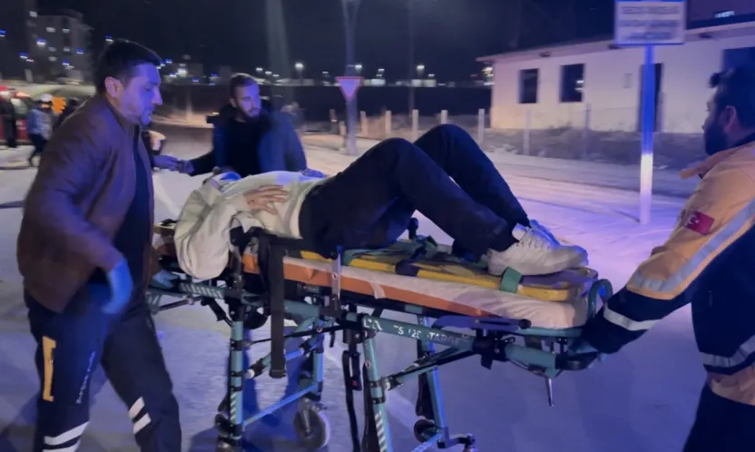 Hanımınçiftliği Mahallesi'nde İki Otomobil Çarpıştı: 3 Yaralı