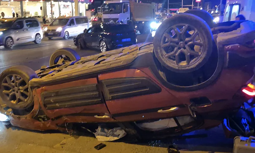 Hava Lojmanları Kavşağı'nda İki Otomobil Çarpıştı: 2 Yaralı