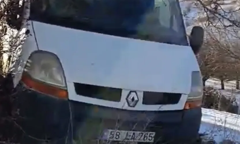 Hekimhan Kurşunlu'da Yıllardır Değişmeyen Tehlike: Minibüs Bahçeye Uçmaktan Kurtuldu