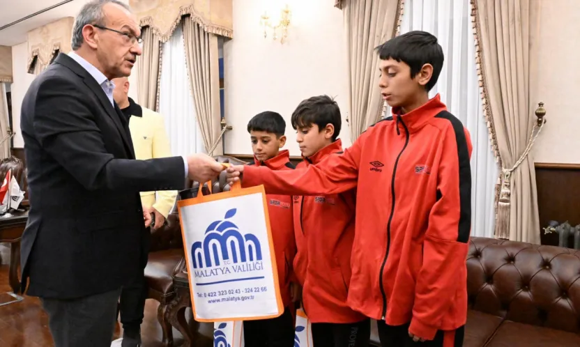 Hokeyde Malatya Rüzgârı: Milli Takım Kampına Davet Edilen Sporculardan Vali'ye Ziyaret