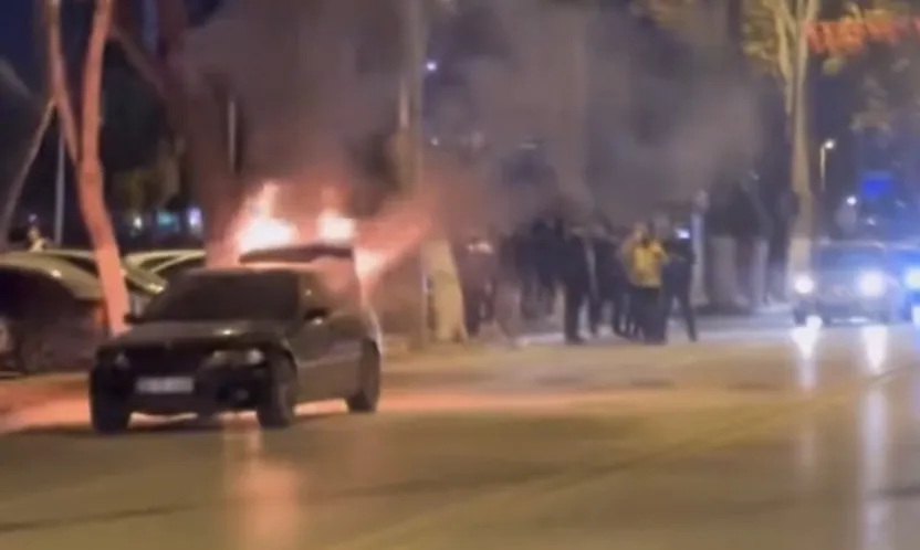 İnönü Caddesi'nde Araç Yangını Paniğe Neden Oldu
