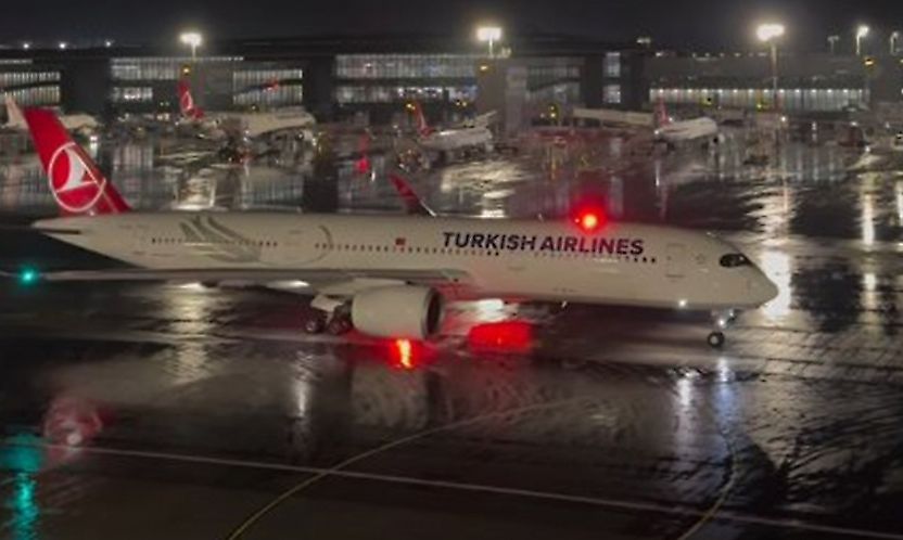 İstanbul'da Şiddetli Yağış Ulaşımı Felç Etti: 43 Uçak Rotasını Değiştirdi