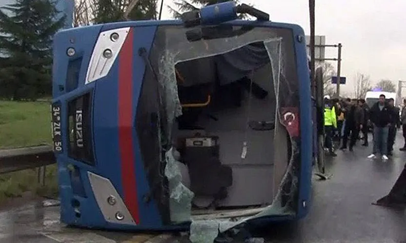 Kağıthane'de cezaevi nakil aracı devrildi: 19 yaralı