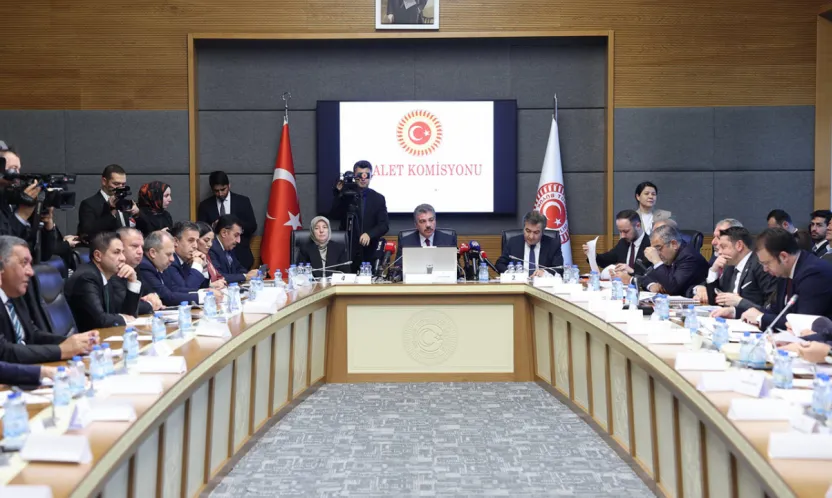 Kapalıdan Açığa Geçiş Kolaylaşıyor: Yeni Yargı Paketi Adalet Komisyonu'nda Kabul Edildi