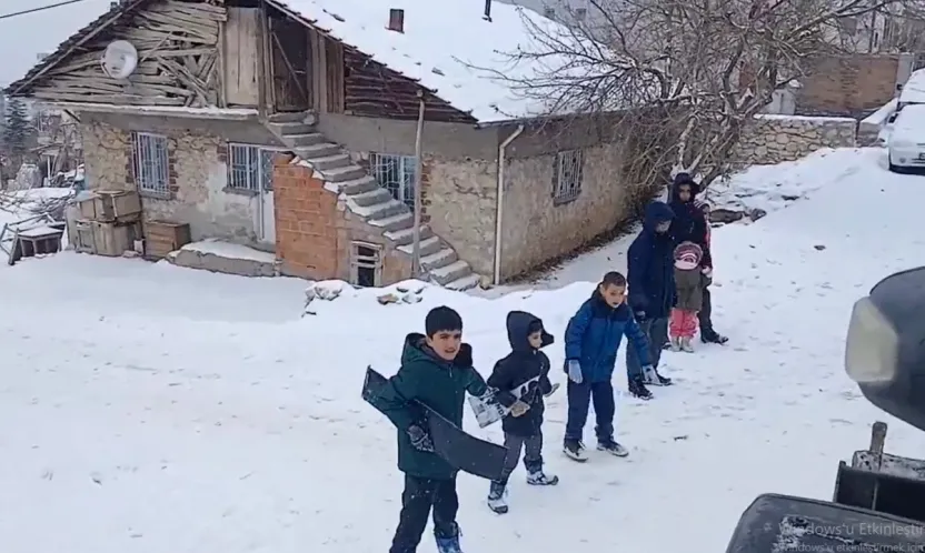 Kar Keyfi İçin Sokak Kapandı: İş Makinesine Çocuk Engeli