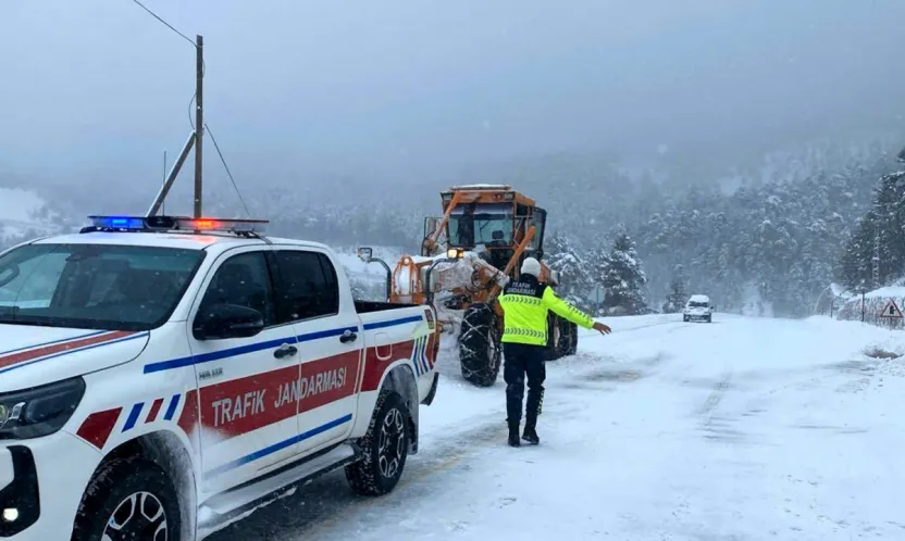 Kar Nedeniyle Kapanan Darende Yolu Yeniden Trafiğe Açıldı