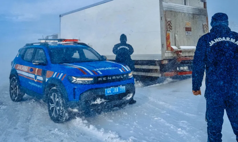 Kar Yağışı Ulaşımı Felç Etti: Malatya–Kayseri Karayolu Kamyonlara Kapandı