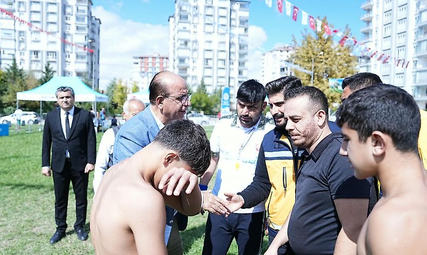 Karakucak Güreşlerinde Duyarlı Davranış: Başkan Geçit Sakatlanan Sporcularla İlgilendi