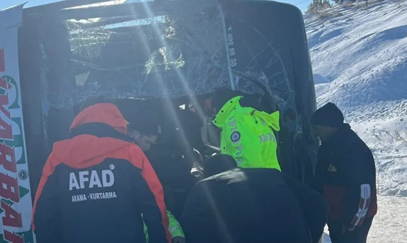 Kars'ta Yolcu Otobüsü Kazası: 17 Kişi Yaralandı