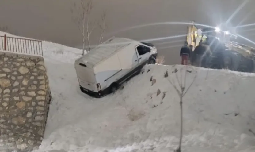 Kernek'te Kurtarma Çalışması Kaza ile Sonuçlandı: Minibüs Yerden Çakıldı