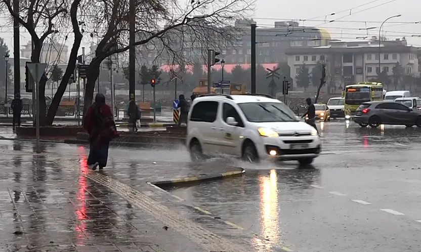 Kıyı Ege ve Akdeniz'de Kuvvetli Sağanak, Doğu'da Kar Alarmı