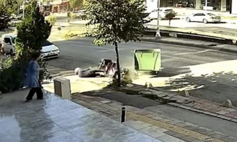 Kontrolden Çıkan Minibüs Motosiklete Çarptı