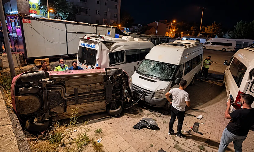Kontrolden Çıkan Otomobil 3 Minibüse Çarparak Takla Attı