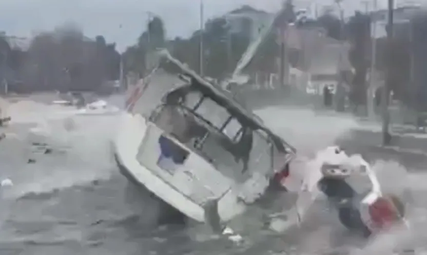 Lodos Deniz Ulaşımını Felç Etti