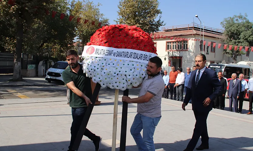 Malatya'da Ahilik Haftası için Atatürk Anıtı'na çelenk sunuldu