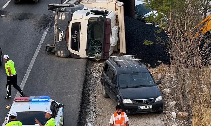 Malatya'da Asfalt Yüklü Kamyon Devrildi: 1 Ağır Yaralı