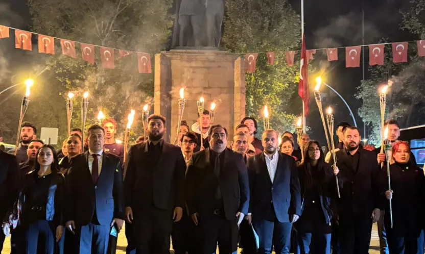 Malatya'da CHP'li Gençlerden 10 Kasım'da Meşaleli Anma