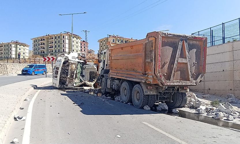 Malatya'da Feci Kaza! Freni Boşalan Kamyon Karşı Şeride Geçti