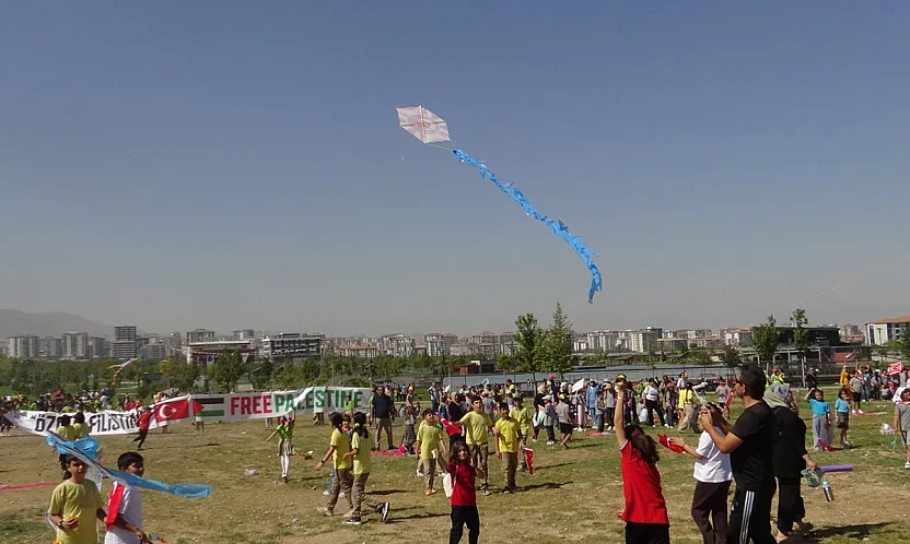 Malatya'da Gazzeli çocuklar için uçurtmalar gökyüzüne bırakıldı
