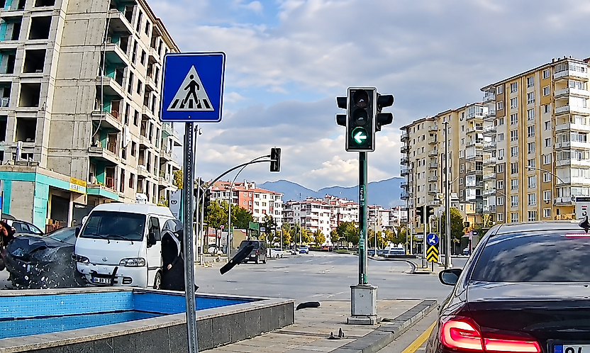 Malatya'da Korkutan Kaza Kamerada: İki Kadın Kıl Payı Kurtuldu, 1 Yaralı