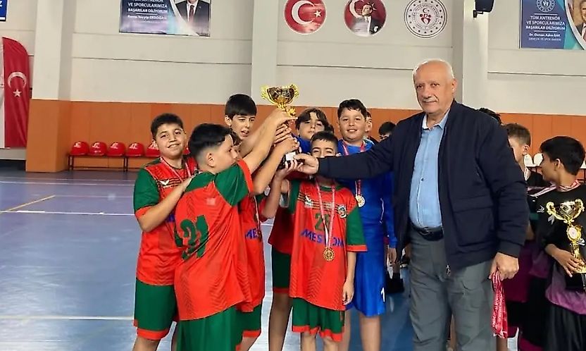 Malatya'da Minik Hentbolcuların Cumhuriyet Bayramı Heyecanı