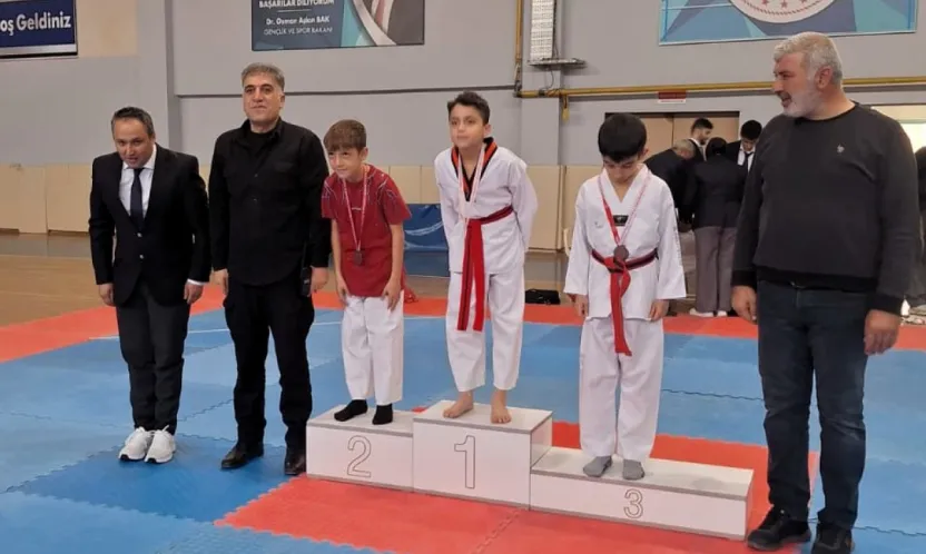 Malatya'da Minik Sporcular Cumhuriyet Bayramı'nı Madalya Sevinciyle Kutladı