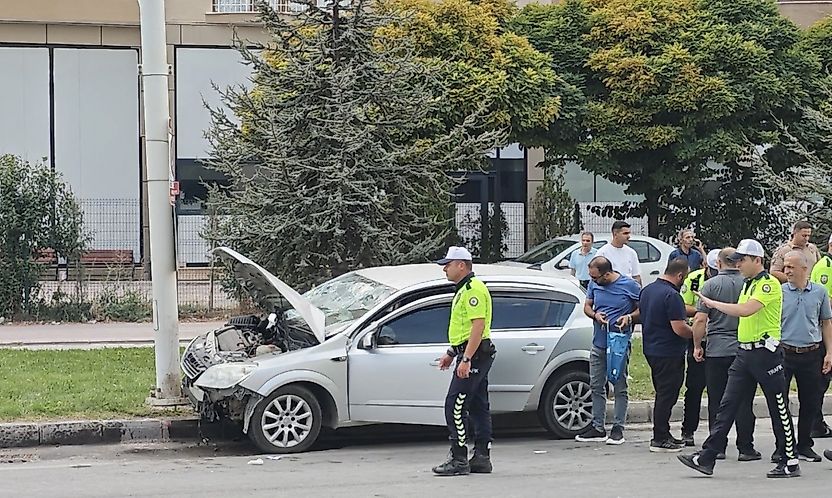 Malatya'da otomobil trambüs direğine çarptı: 2'si çocuk 4 yaralı
