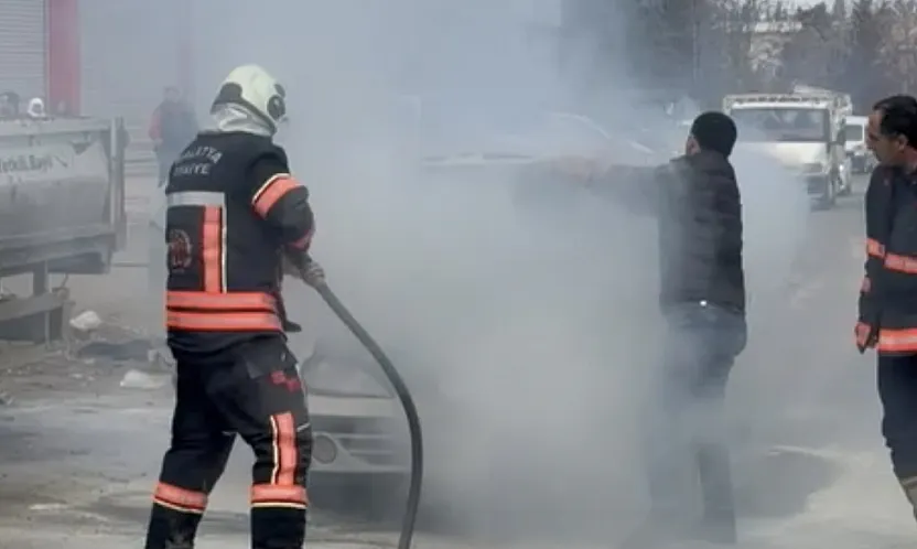 Malatya'da Park Halindeki Araçta Yangın