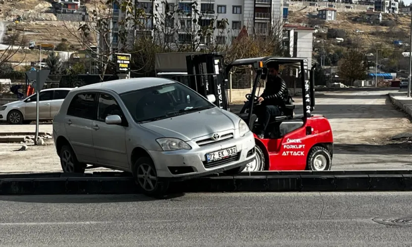 Malatya'da Refüje Çıkan Otomobil Forklift Operasyonu İle İndirildi