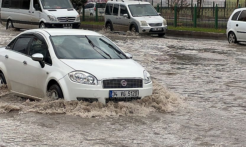 Malatya'da sağanak felç etti: Çevre yolunda araçlar yolda kaldı