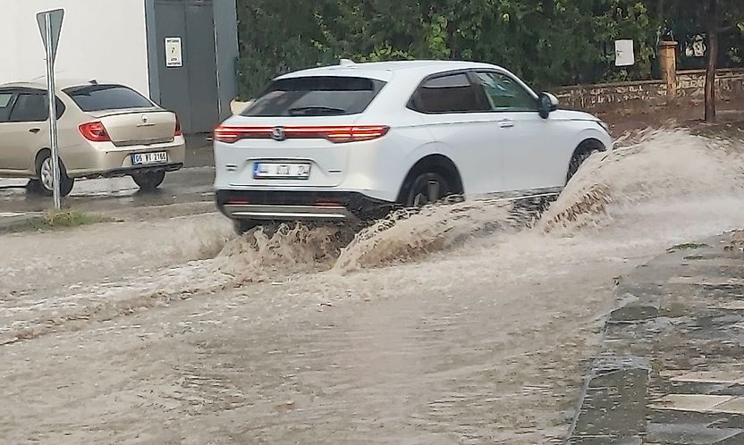Malatya'da şiddetli yağış yolları göle çevirdi