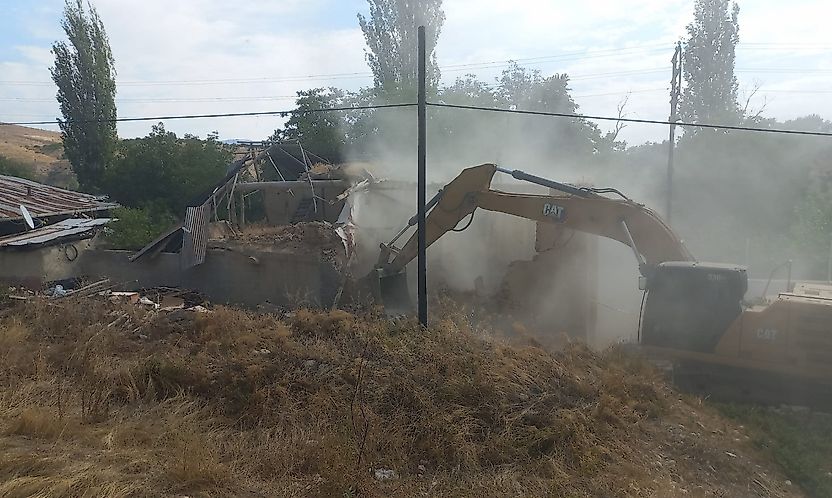 Malatya Darende'de Deprem Hasarlı Evlerin Yıkımına Başlandı