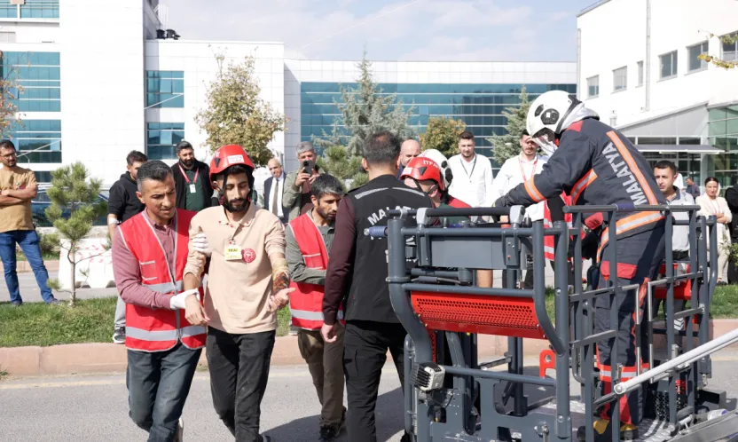 Malatya Eğitim ve Araştırma Hastanesi 2025 Eğitim Planı Çerçevesinde Afet Tatbikatı Düzenledi