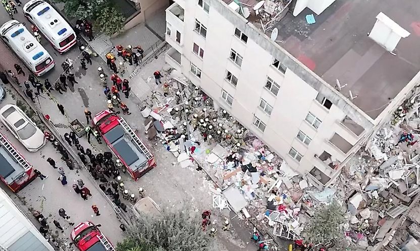 Maltepe'de çöken binada arama çalışmaları sürüyor: 2 kişi hayatını kaybetti