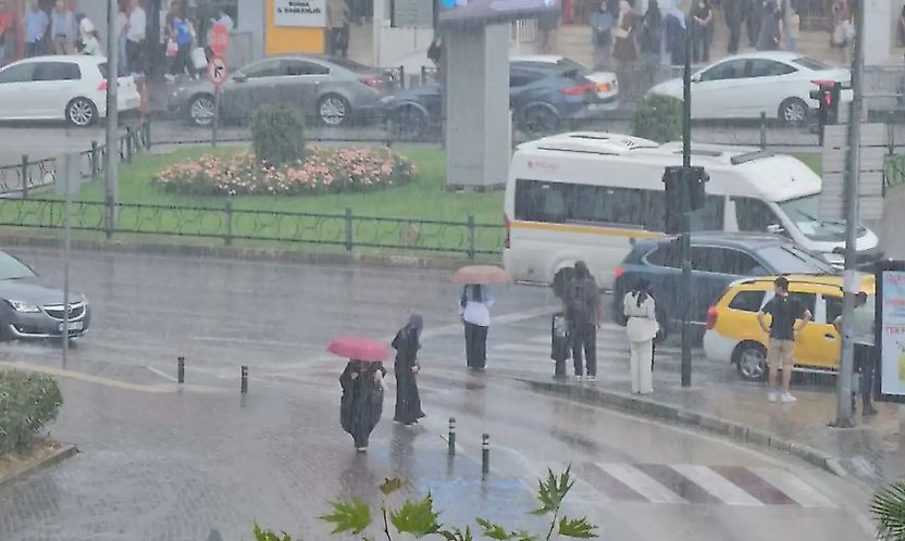 Meteoroloji'den Peş Peşe Uyarılar: Sel, Hortum ve Fırtına Riski