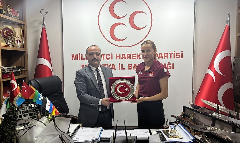 Milli Boksör Hatice Akbaş'tan Başkan Şengönül'e Ziyaret