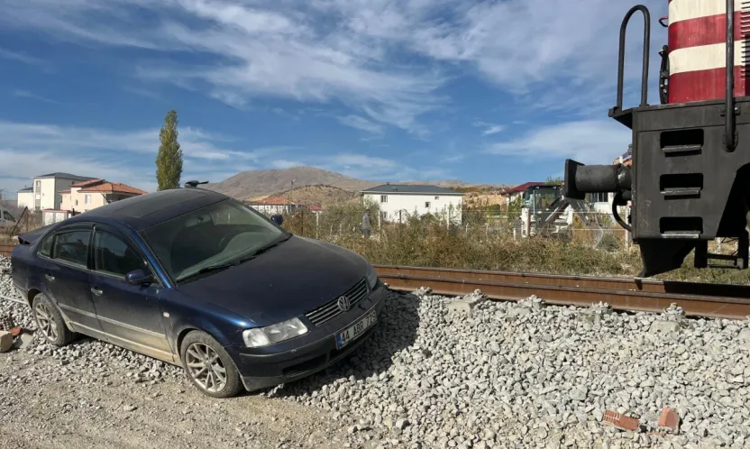 Mucize Kurtuluş! Lokomotifin Çarptığı Araçtan Sağ Çıktılar